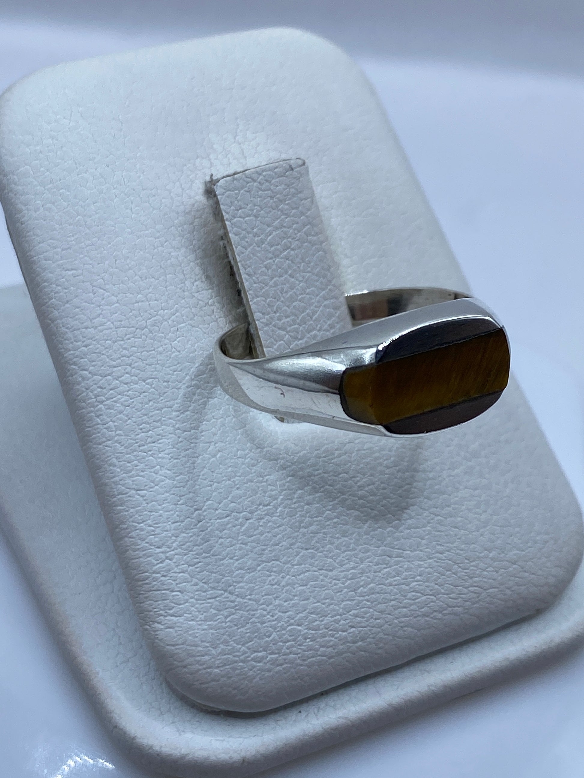 Vista frontal del anillo minimalista de plata .925 con engaste pulido