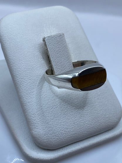 Vista frontal del anillo minimalista de plata .925 con engaste pulido