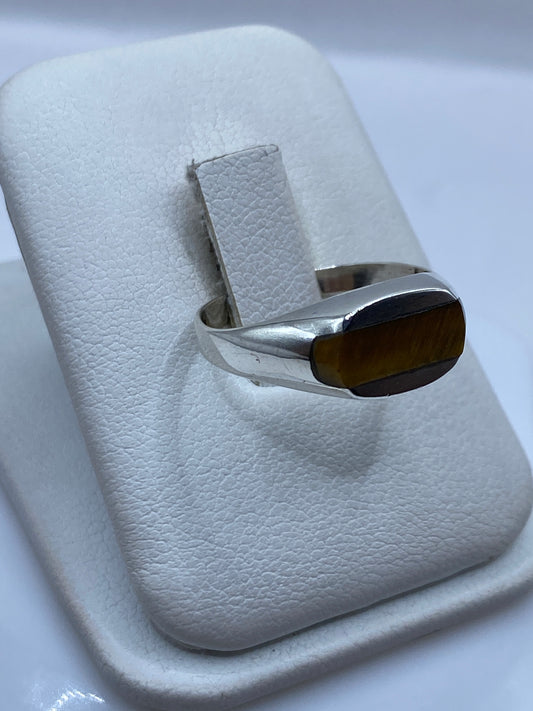 Vista frontal del anillo minimalista de plata .925 con engaste pulido