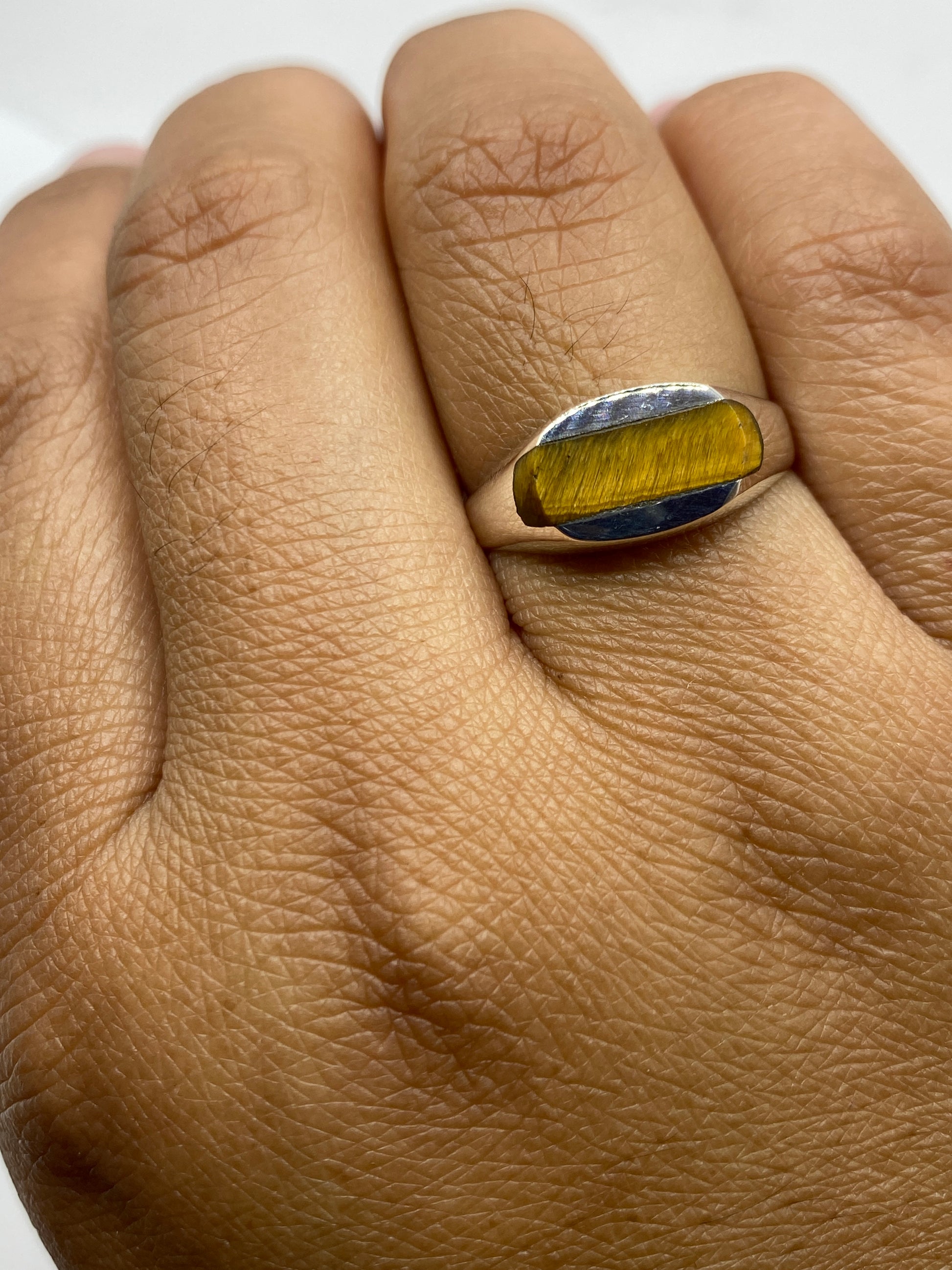 Anillo solitario sobre fondo blanco mostrando sello 925 MEXICO