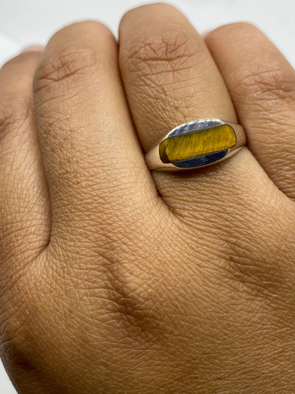 Anillo solitario sobre fondo blanco mostrando sello 925 MEXICO
