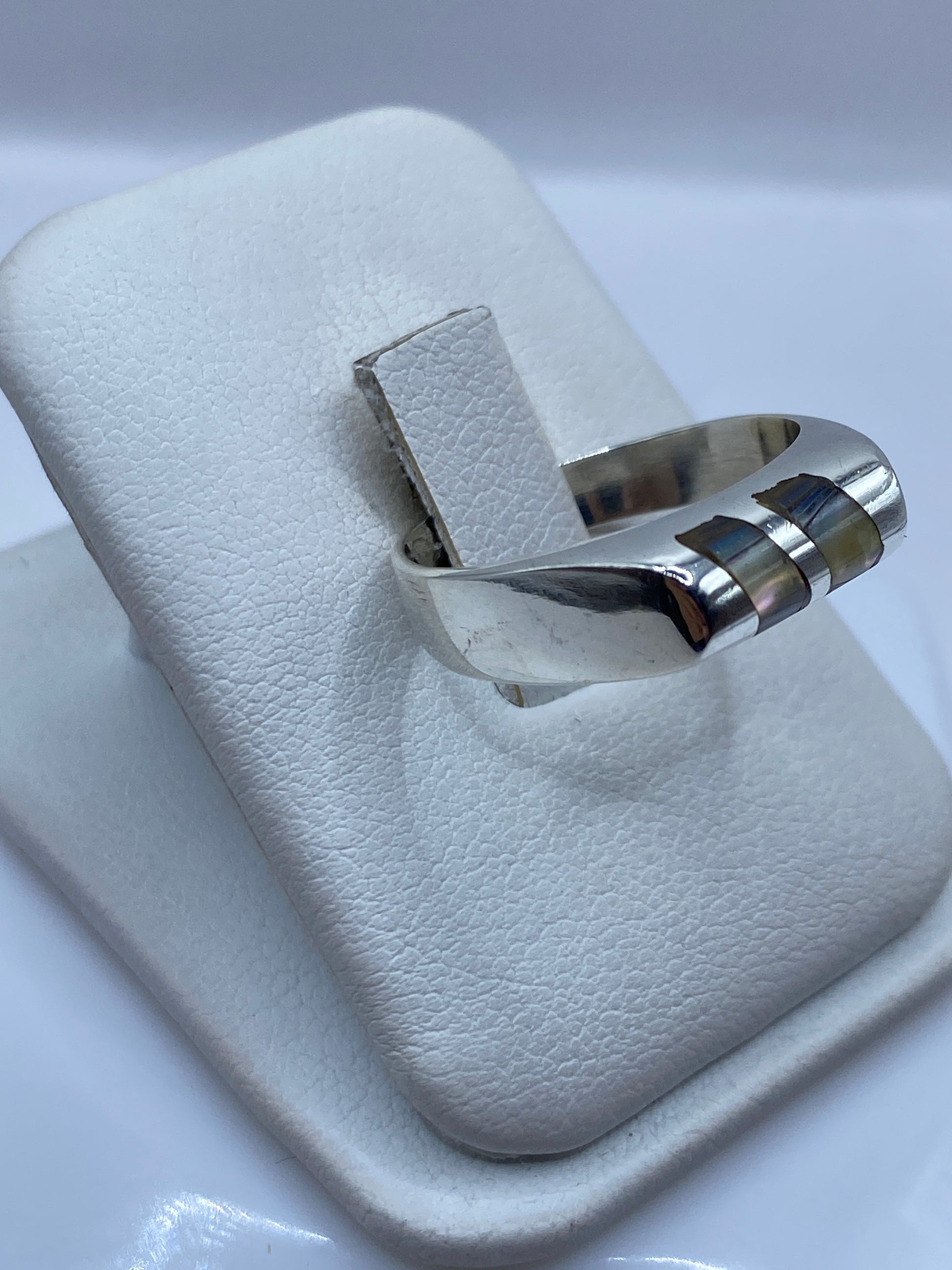 Anillo unisex de Taxco visto lateralmente, mostrando el diseño en contraste y el ancho de la banda