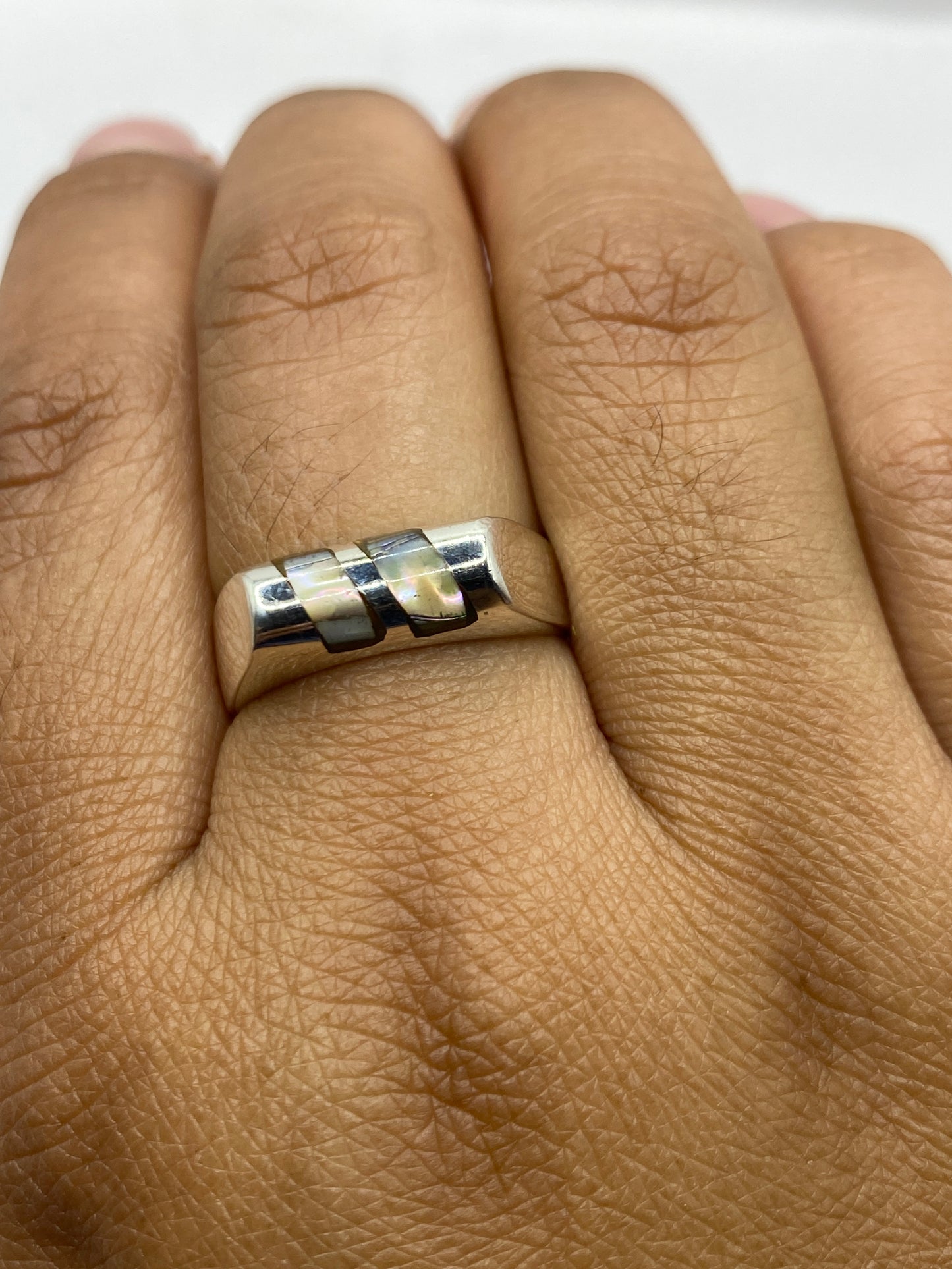 Anillo puesto en mano, demostrando el efecto visual moderno y la presencia de la pieza