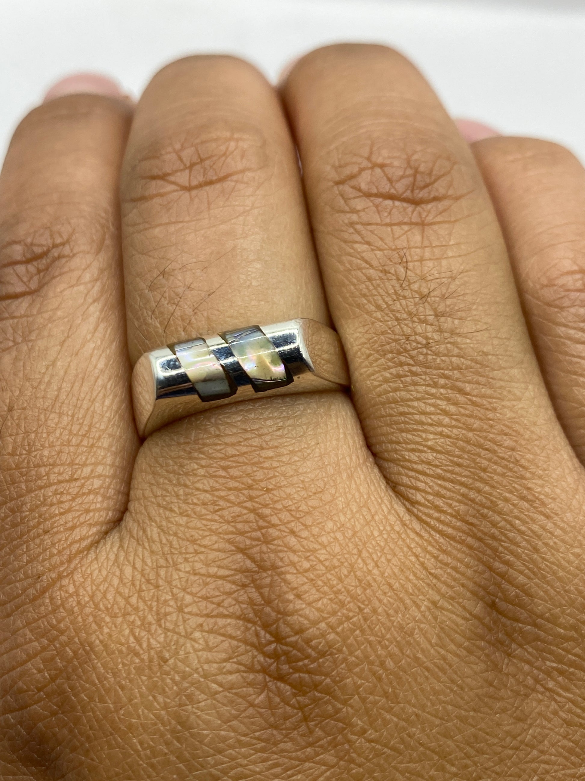 Anillo puesto en mano, demostrando el efecto visual moderno y la presencia de la pieza