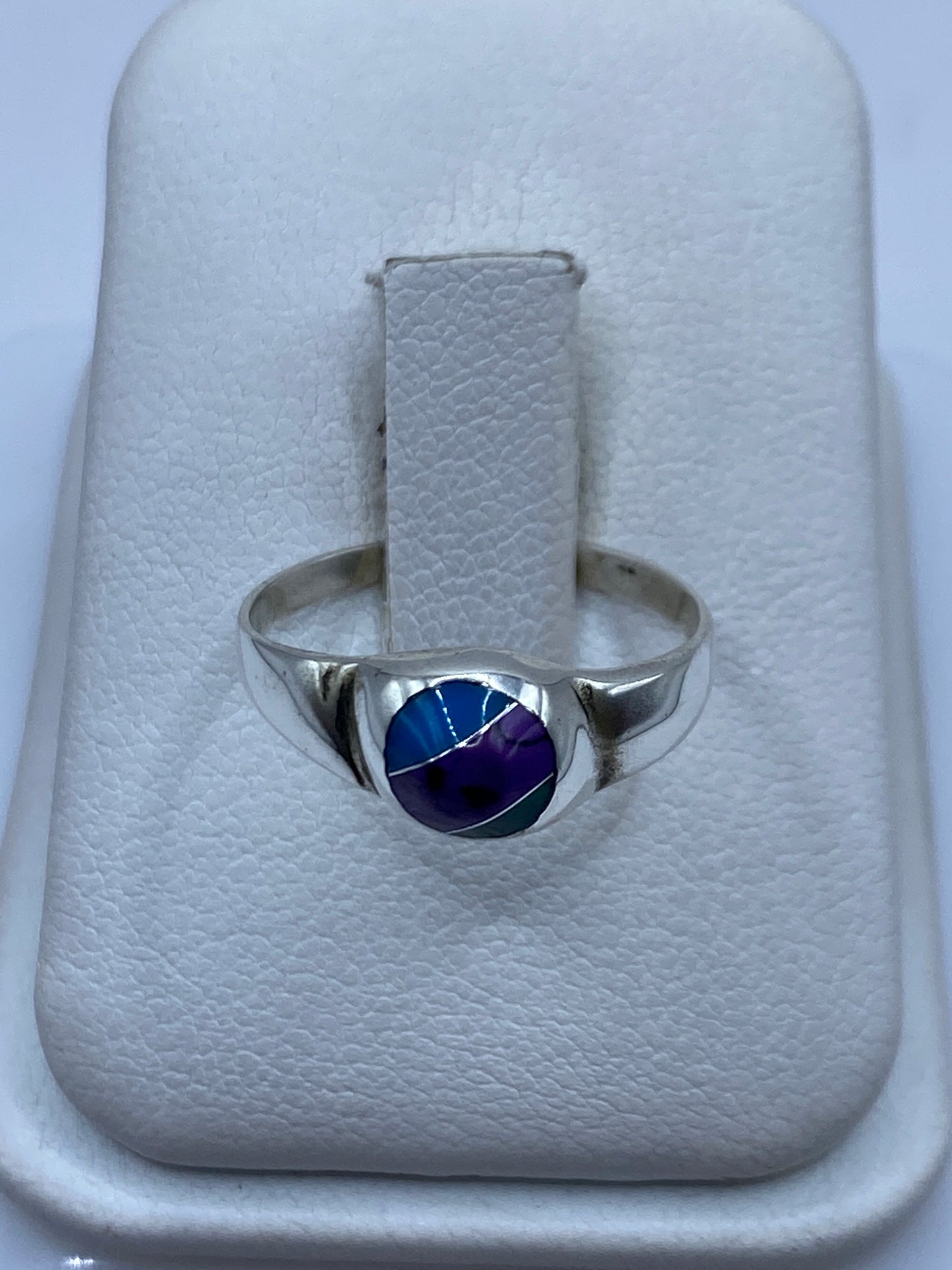 Anillo de plata con malaquita verde en estuche de presentación blanco