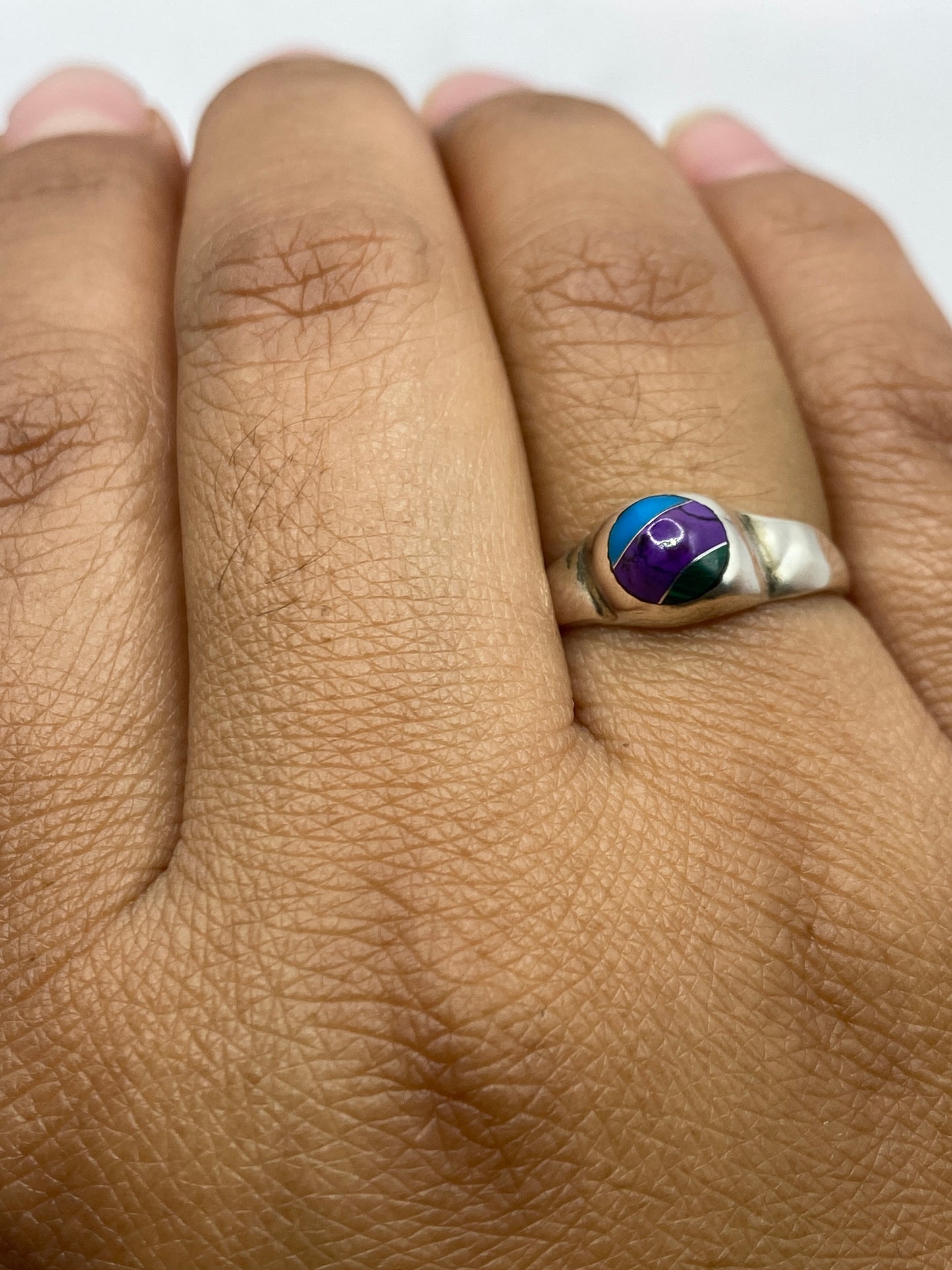 Anillo de malaquita en plata sobre balanza mostrando peso de 2.2 gramos