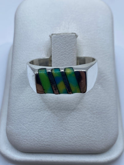 Anillo de plata con bandas geométricas alternadas y piedra multicolor engastada
