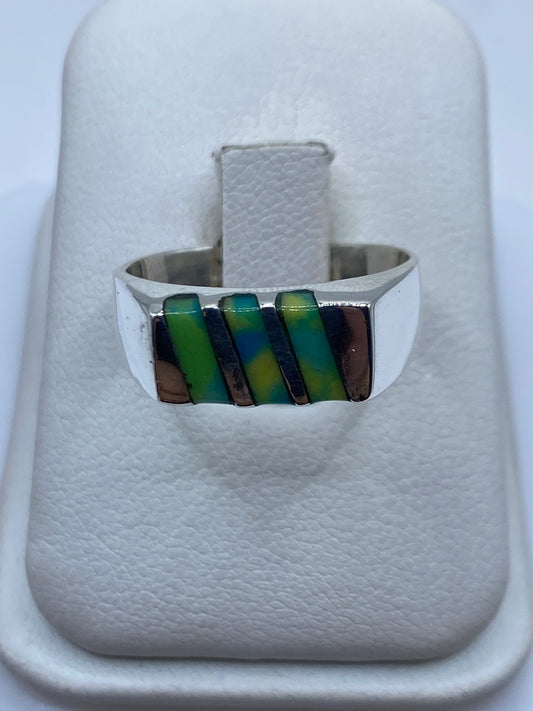 Anillo de plata con bandas geométricas alternadas y piedra multicolor engastada