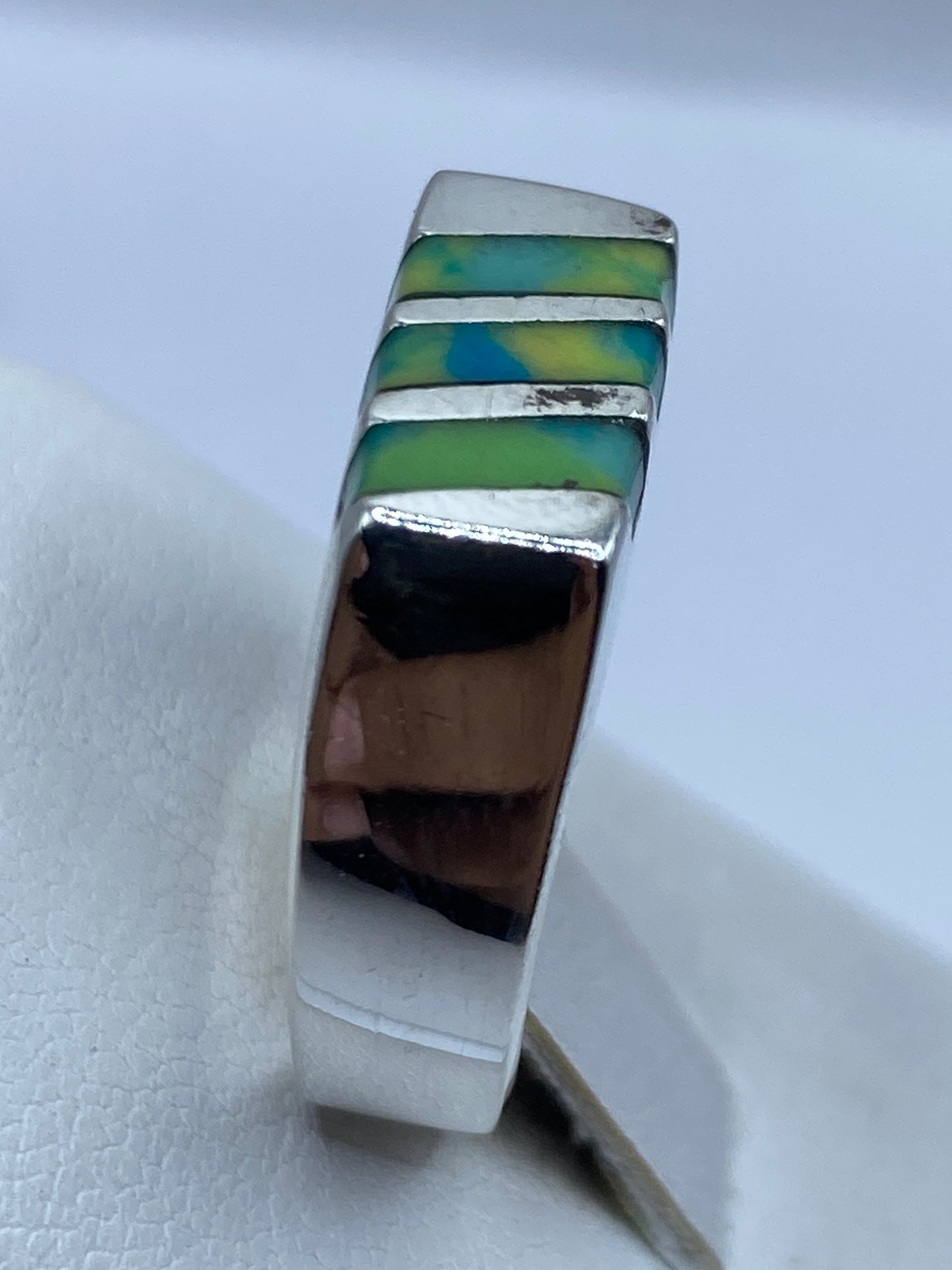 Anillo en mano femenina revelando el detalle de las bandas de plata .925