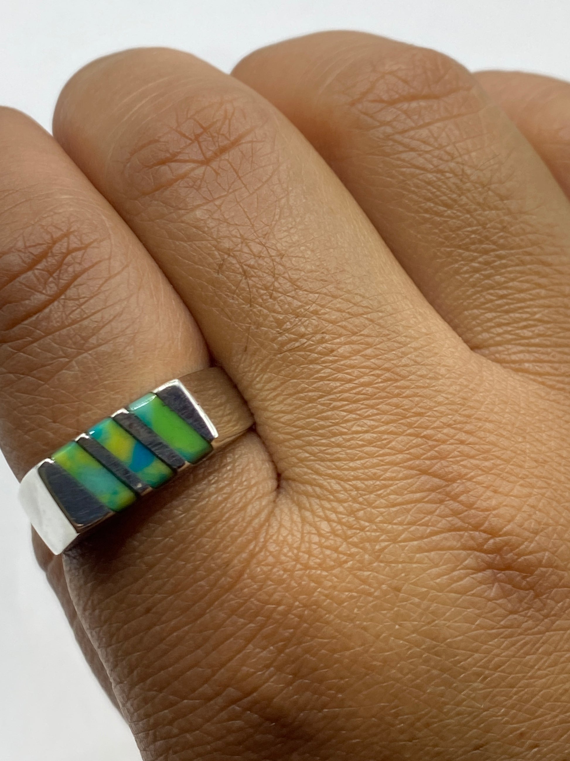 Anillo sobre fondo neutro con certificado de autenticidad plata .925