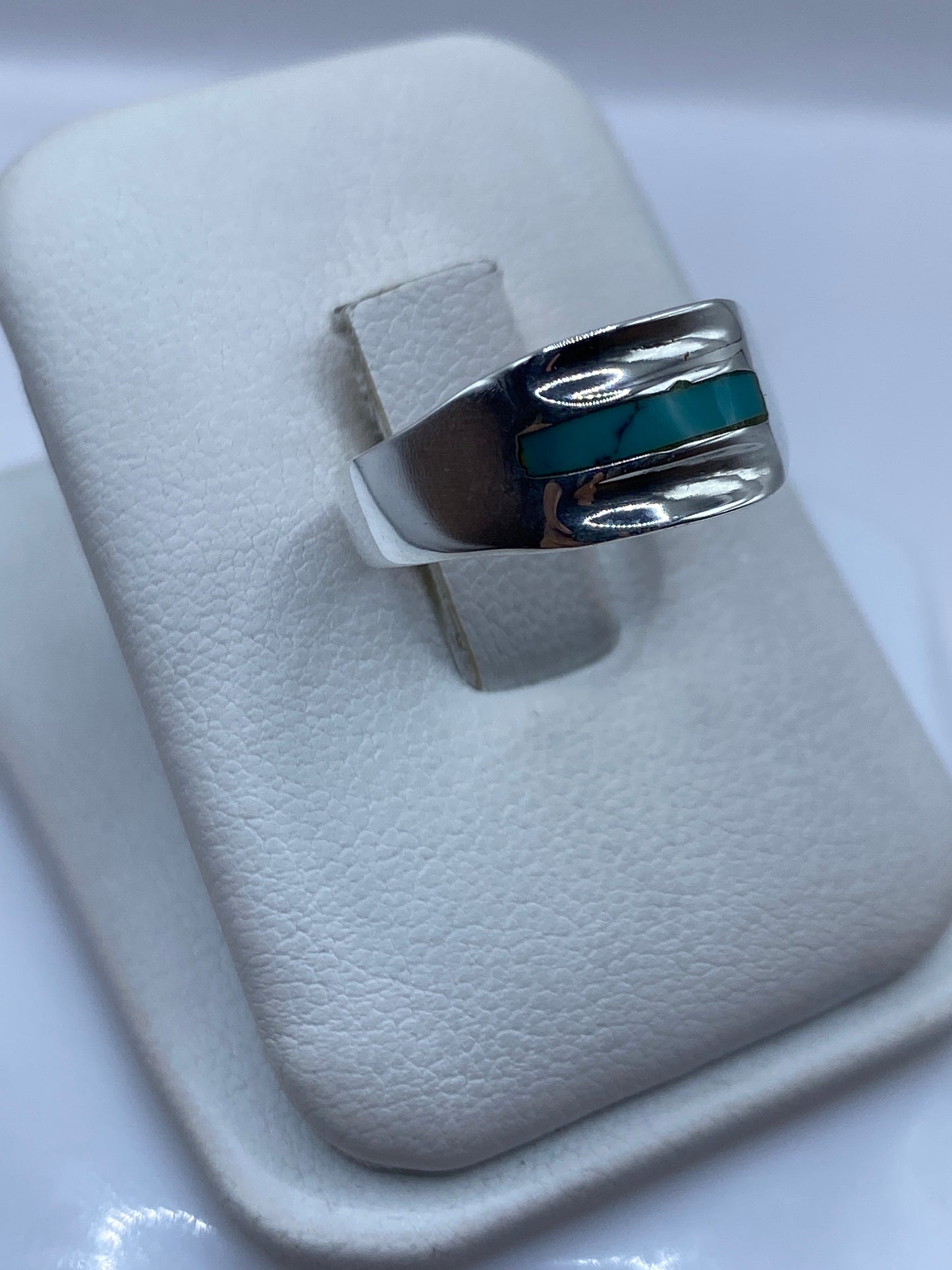 Anillo turquesa en plata .925 puesto en mano de mujer mostrando acabado pulido