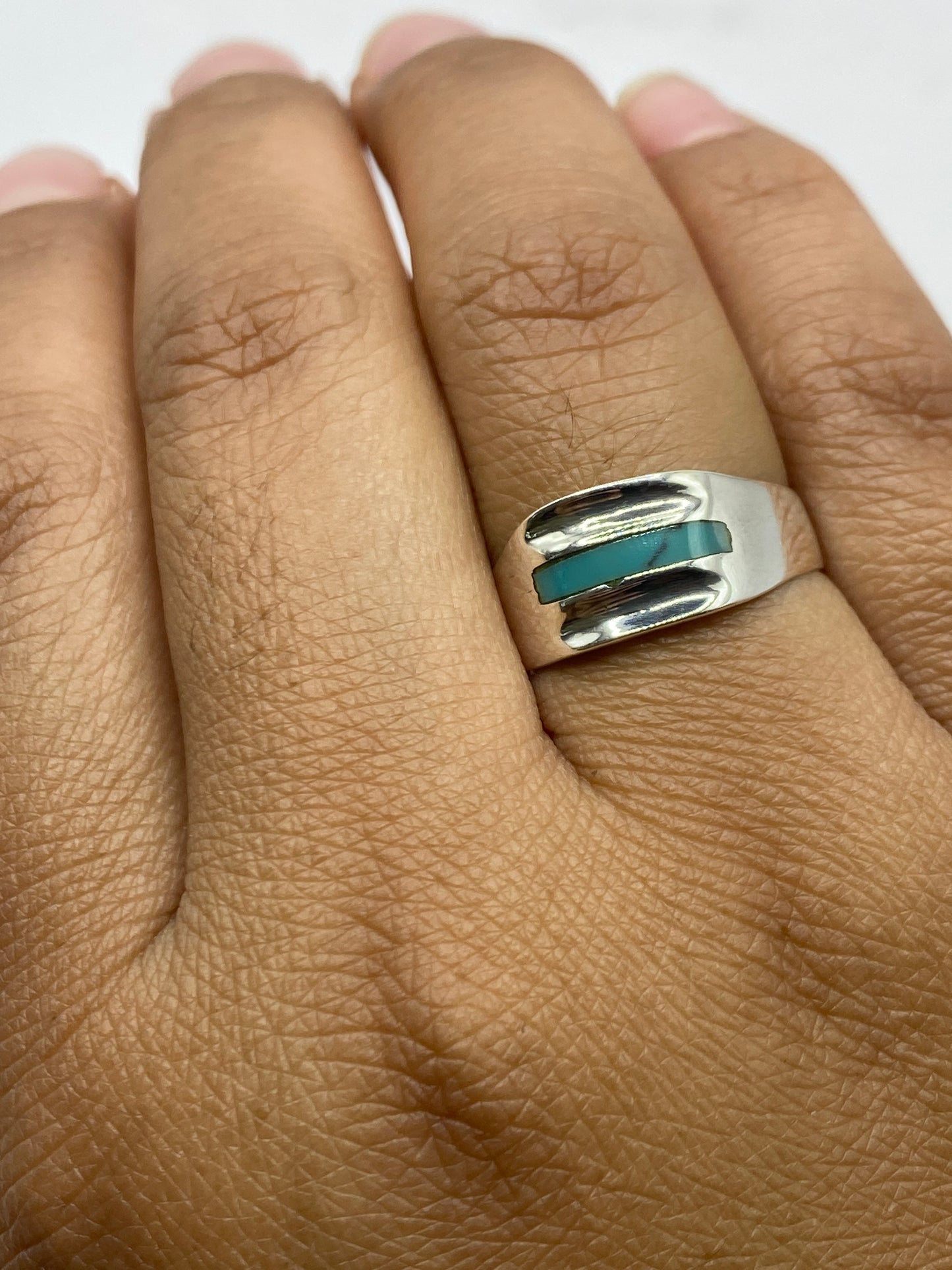Anillo de turquesa sobre fondo blanco con sello 925 MEXICO visible en la banda