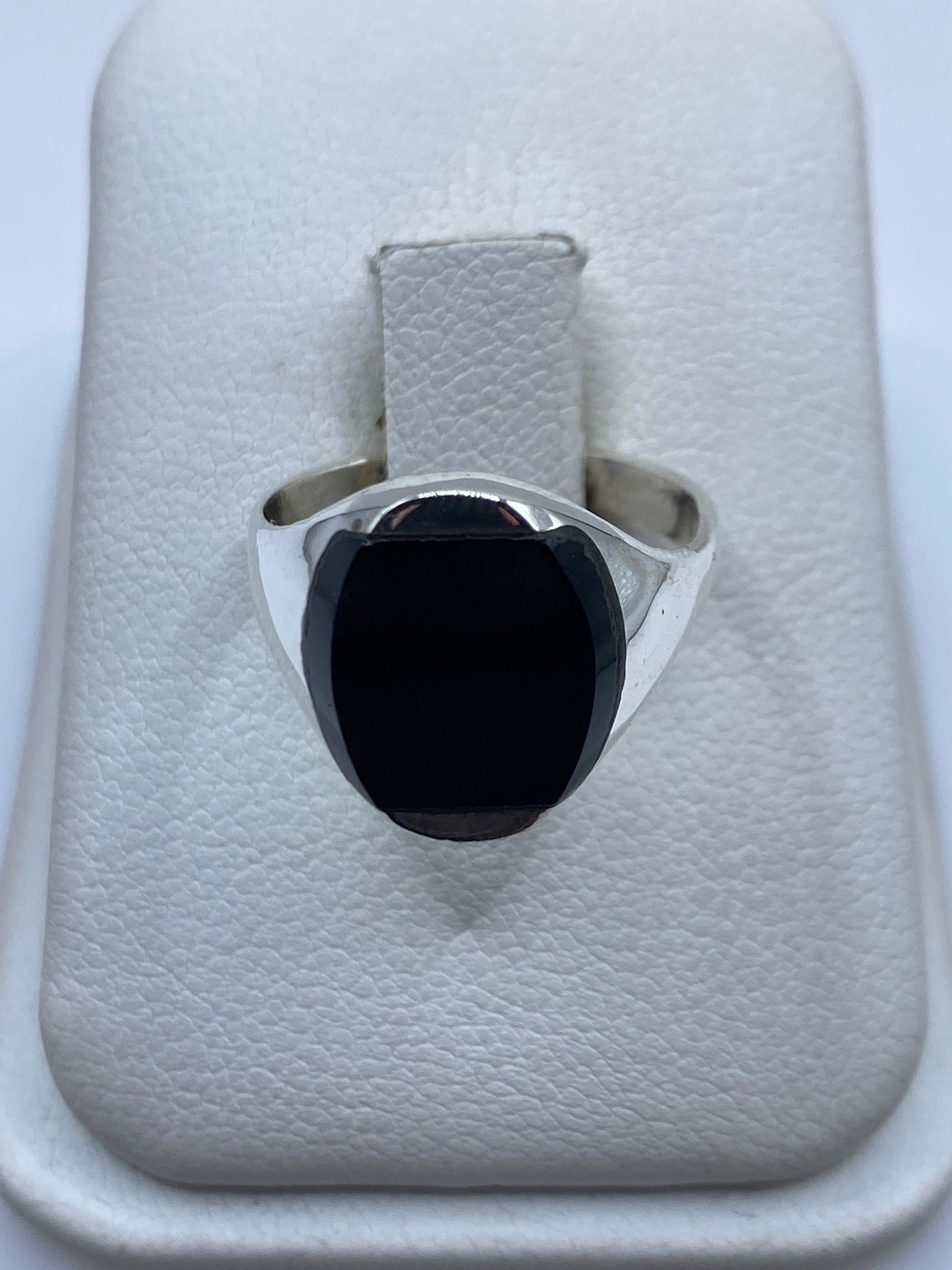 Anillo de plata .925 con ónix negro pulido en estuche blanco de joyería