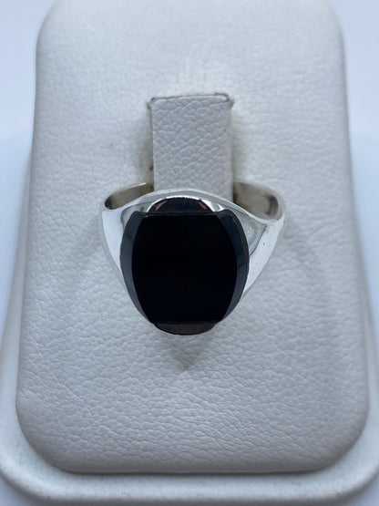 Anillo de plata .925 con ónix negro pulido en estuche blanco de joyería