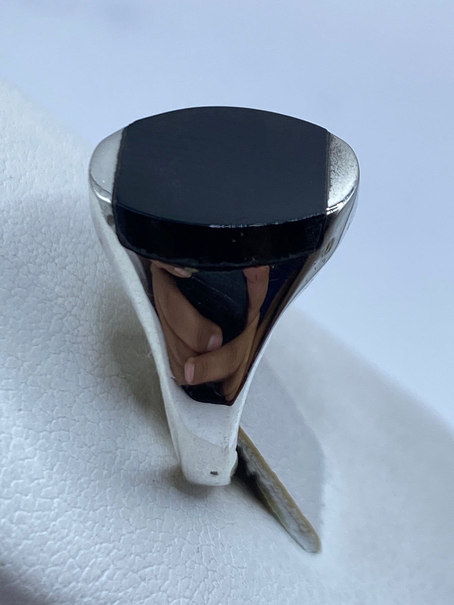 Detalle del ónix negro espejo engastado en plata .925 con sello MEXICO