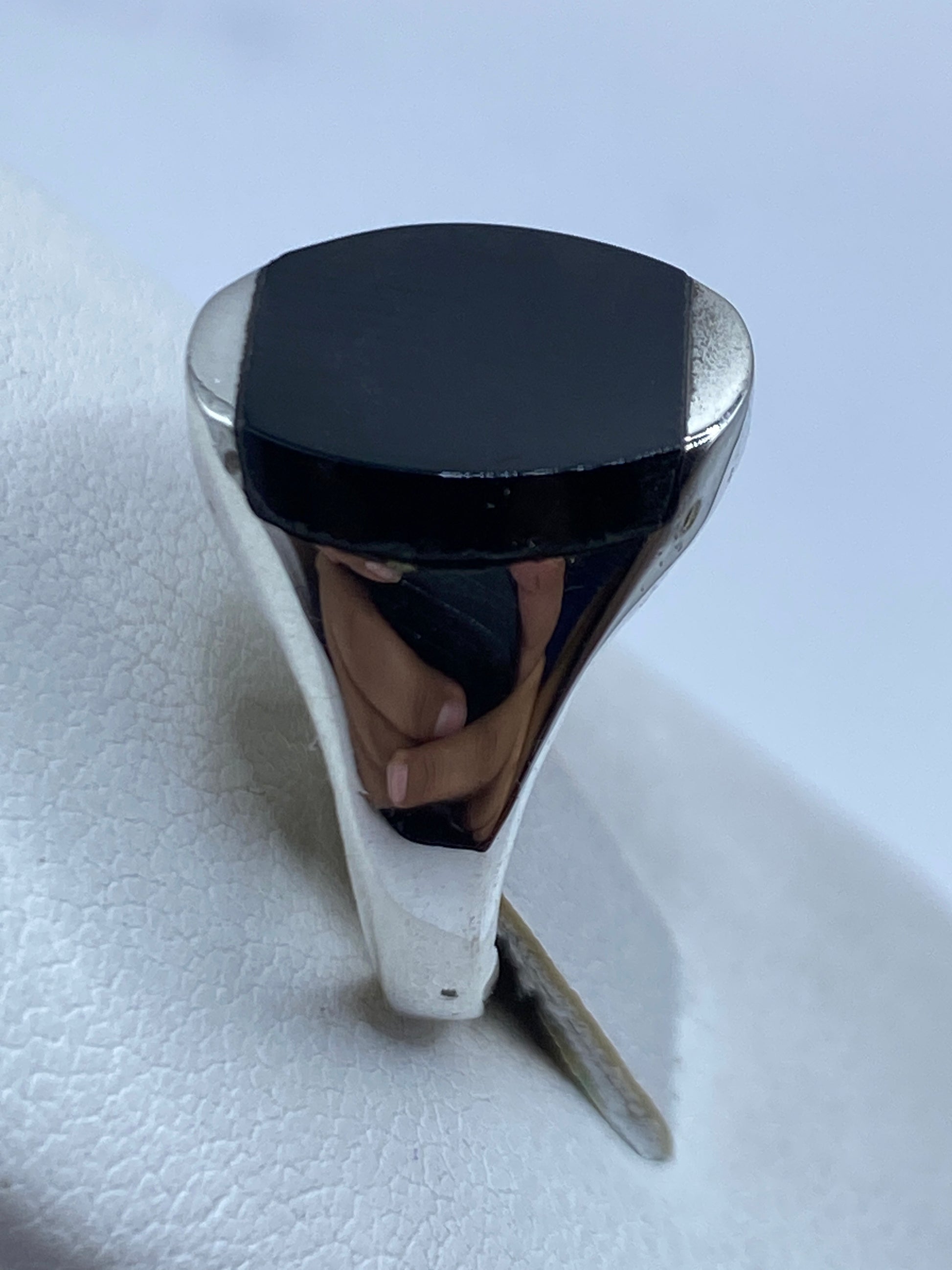 Detalle del ónix negro espejo engastado en plata .925 con sello MEXICO