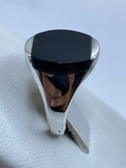 Detalle del ónix negro espejo engastado en plata .925 con sello MEXICO