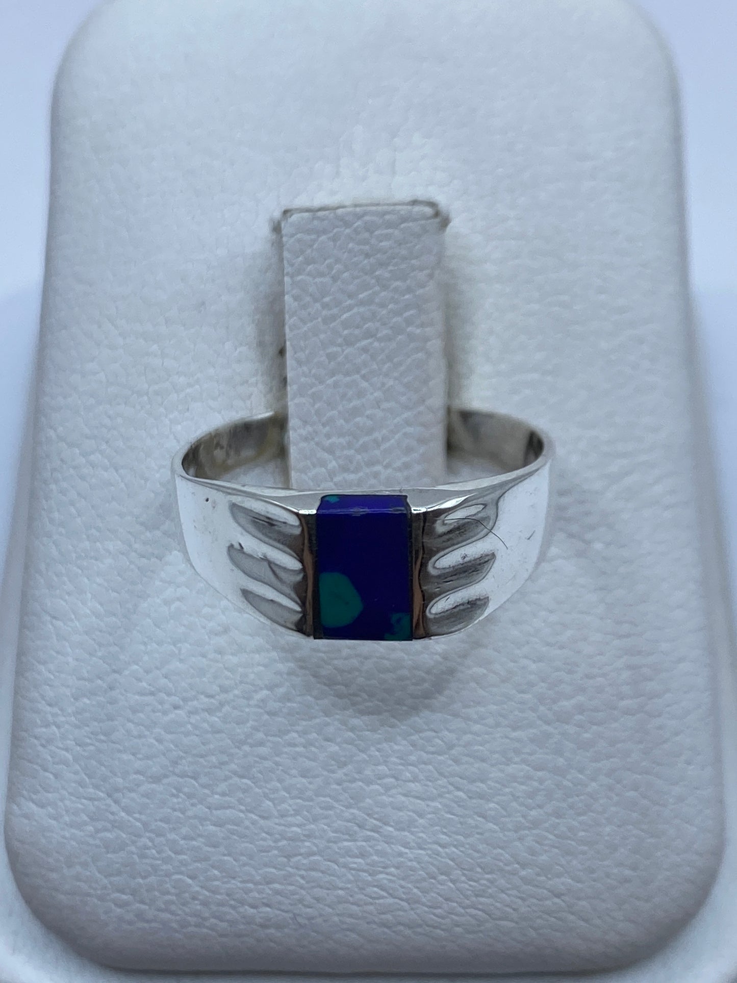 Anillo de plata con lapislázuli azul profundo en estuche blanco
