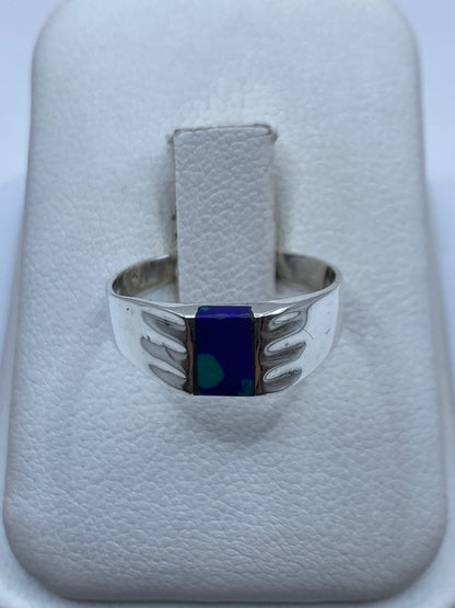 Anillo de plata con lapislázuli azul profundo en estuche blanco