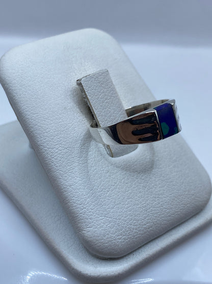Detalle lateral del anillo minimalista mostrando el engaste del lapislázuli
