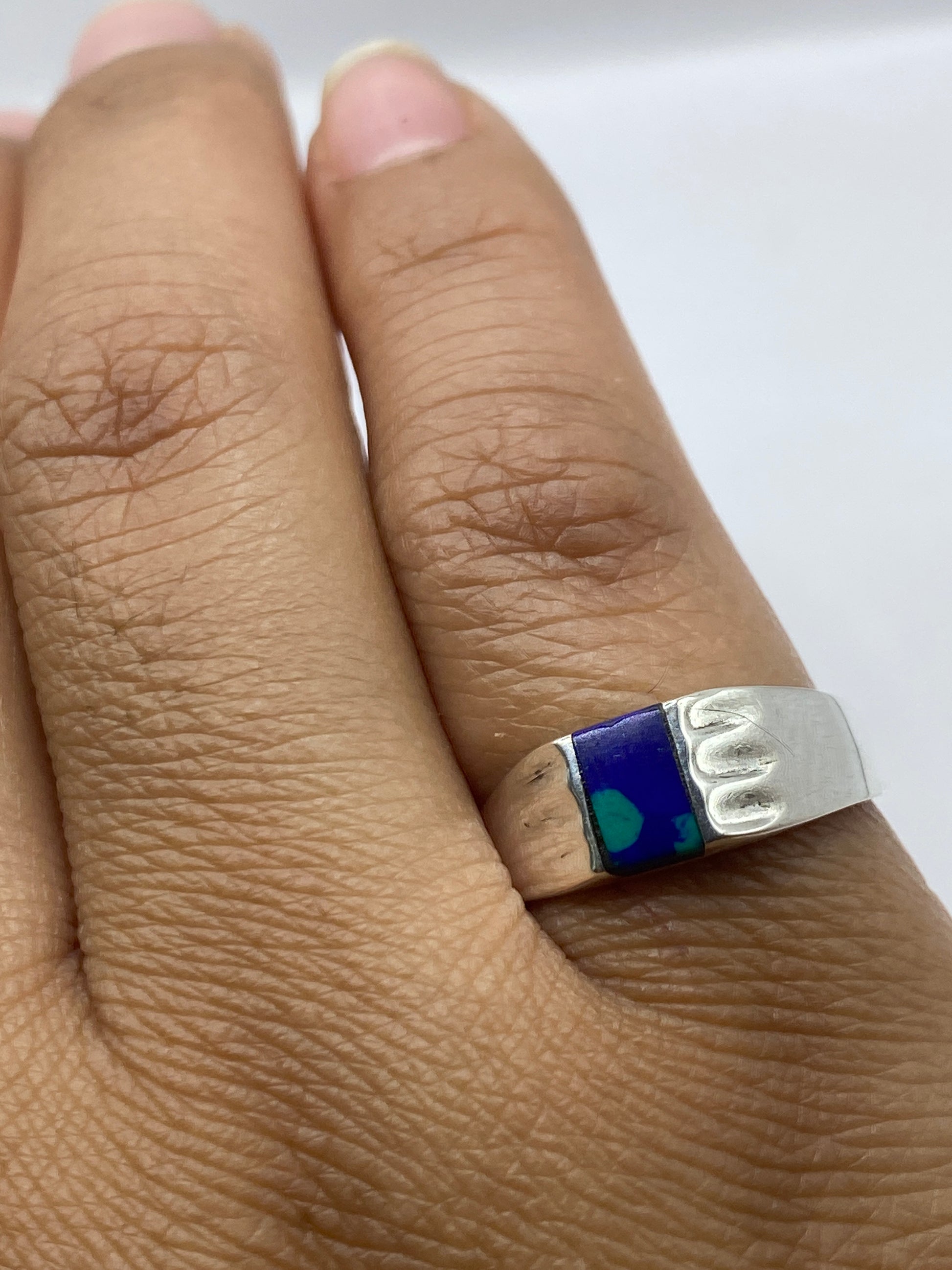 Anillo en dedo mostrando la escala y acabado pulido de la plata .925