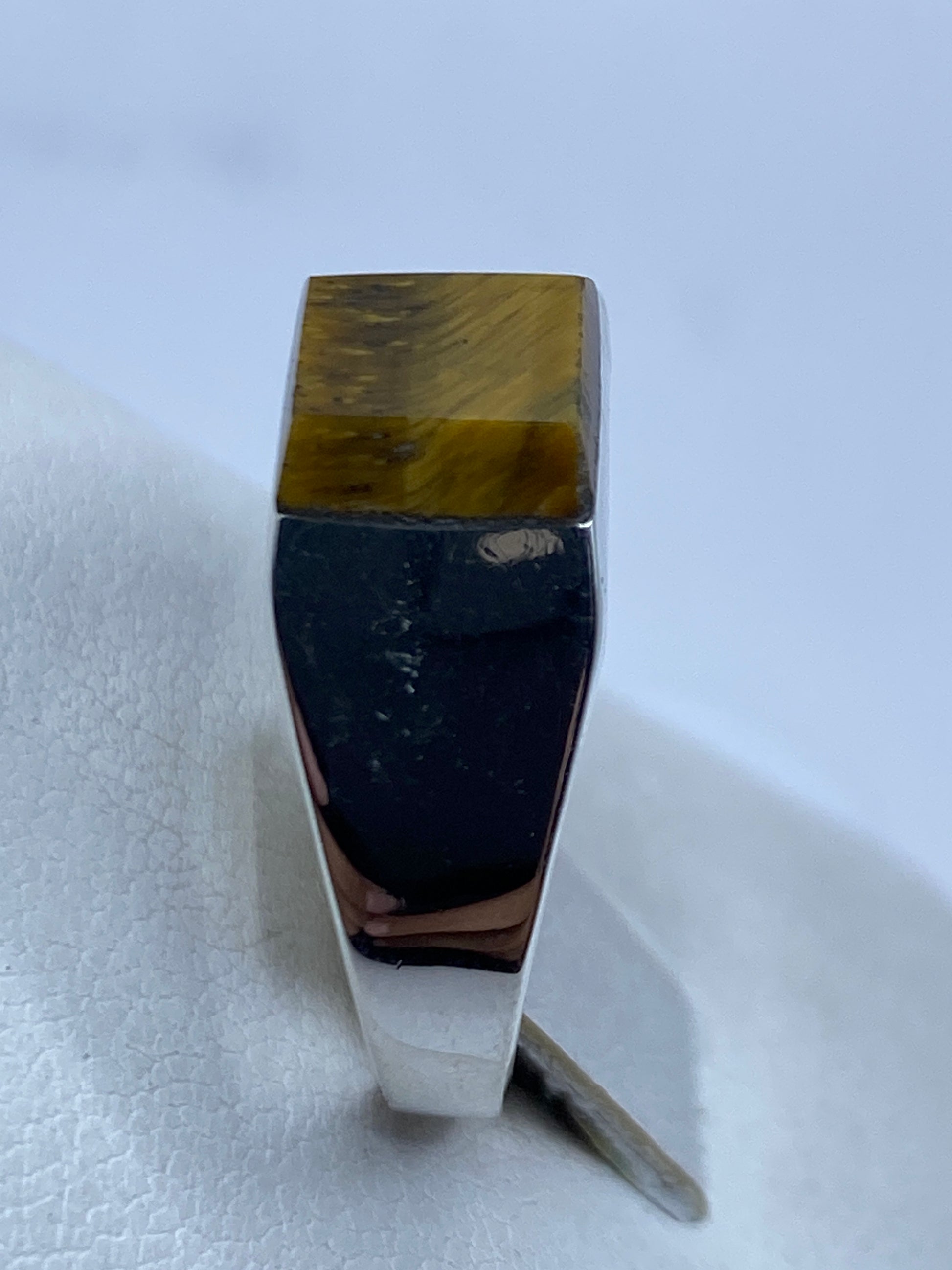 Detalle de la piedra natural con vetas y tonalidades café oscuro