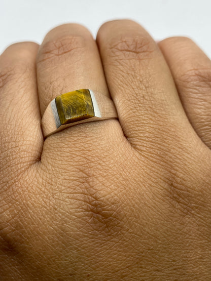 Anillo sobre fondo blanco mostrando el pulido y el sello 925 de Taxco