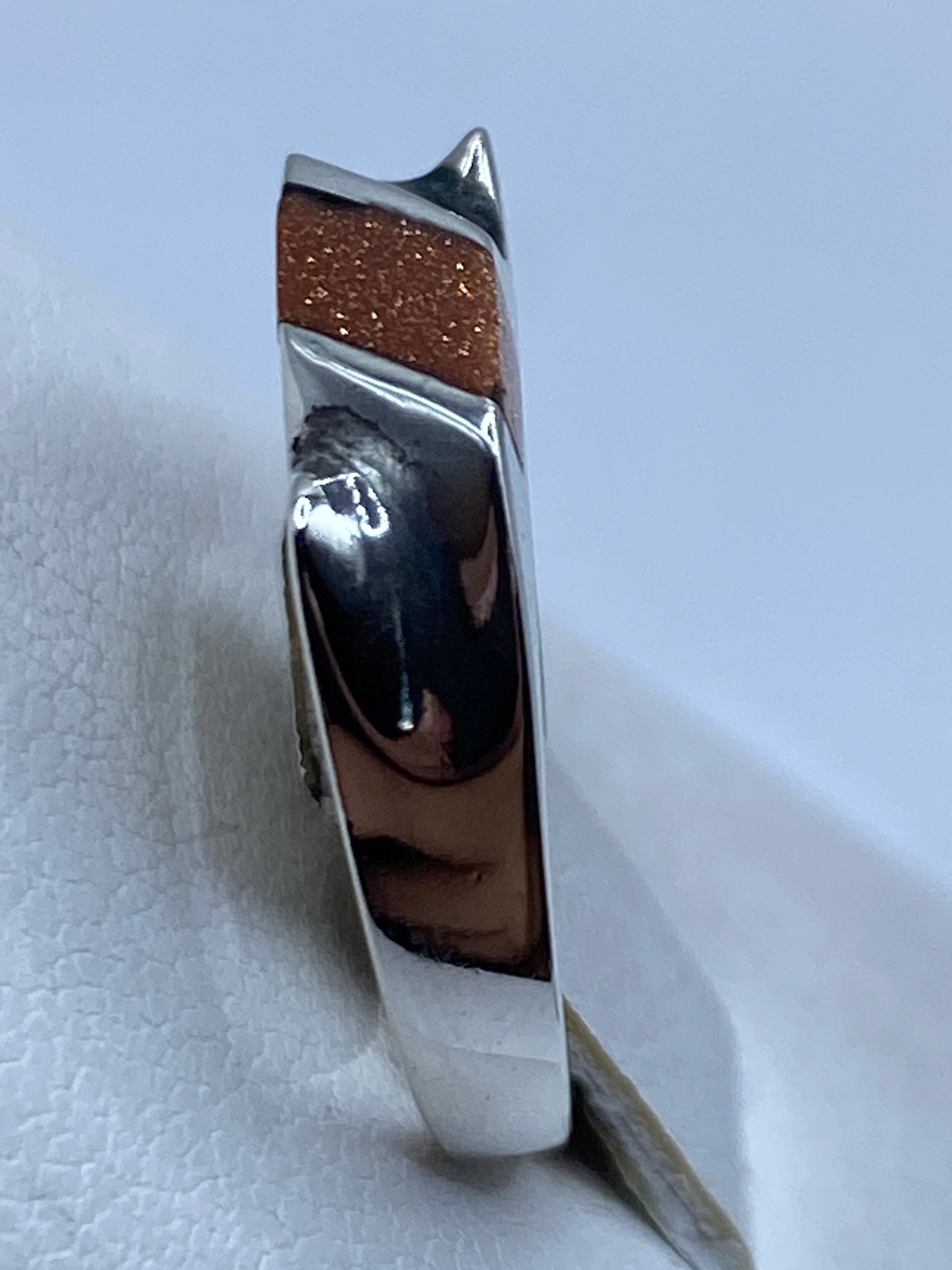 Anillo minimalista sello México visto desde el costado