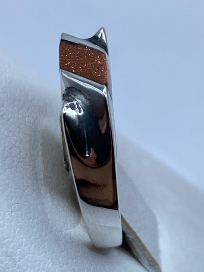 Anillo minimalista sello México visto desde el costado