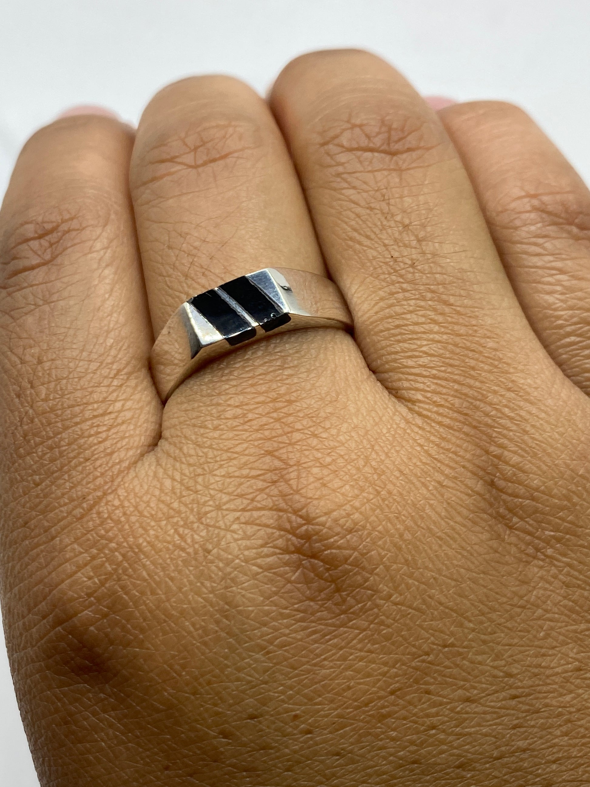 Anillo completo sobre fondo blanco con sello .925 MEXICO visible en la banda interior