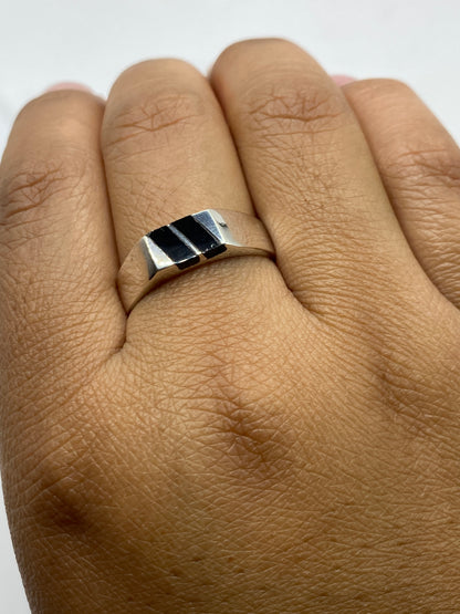 Anillo completo sobre fondo blanco con sello .925 MEXICO visible en la banda interior