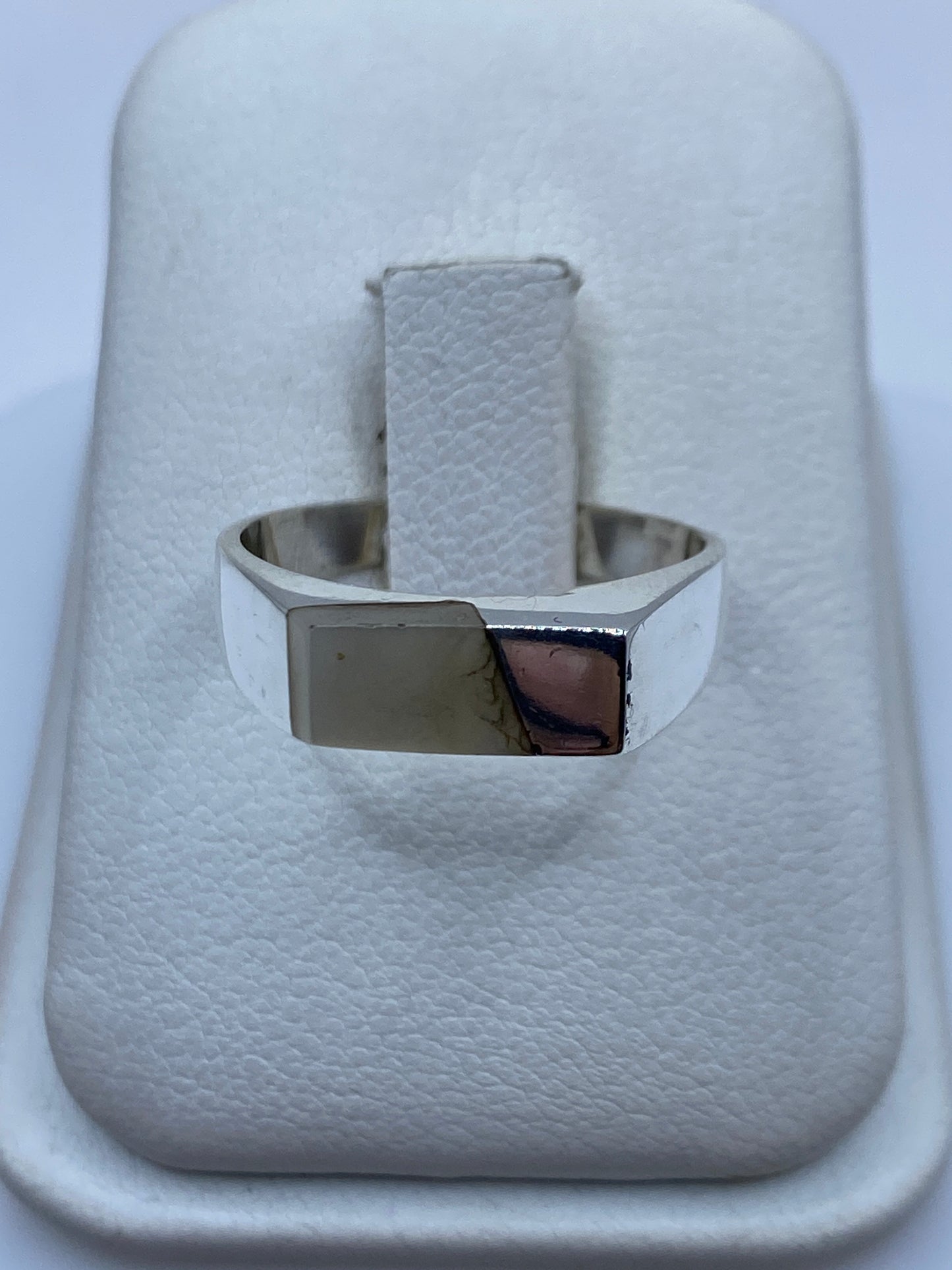 Anillo de plata con perla natural, frente visible en estuche blanco