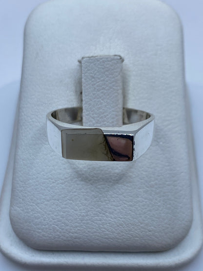 Anillo de plata con perla natural, frente visible en estuche blanco