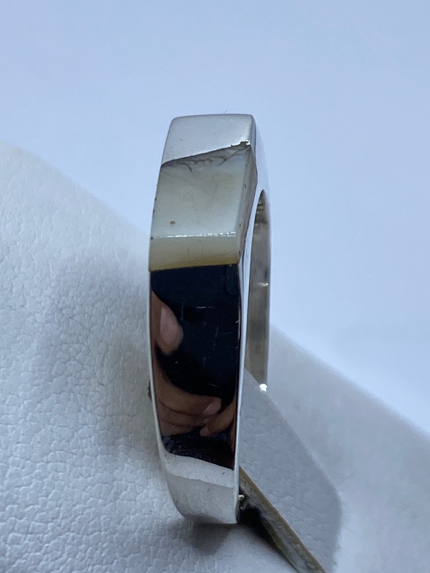 Anillo de perla natural en mano, diseño minimalista y pulido