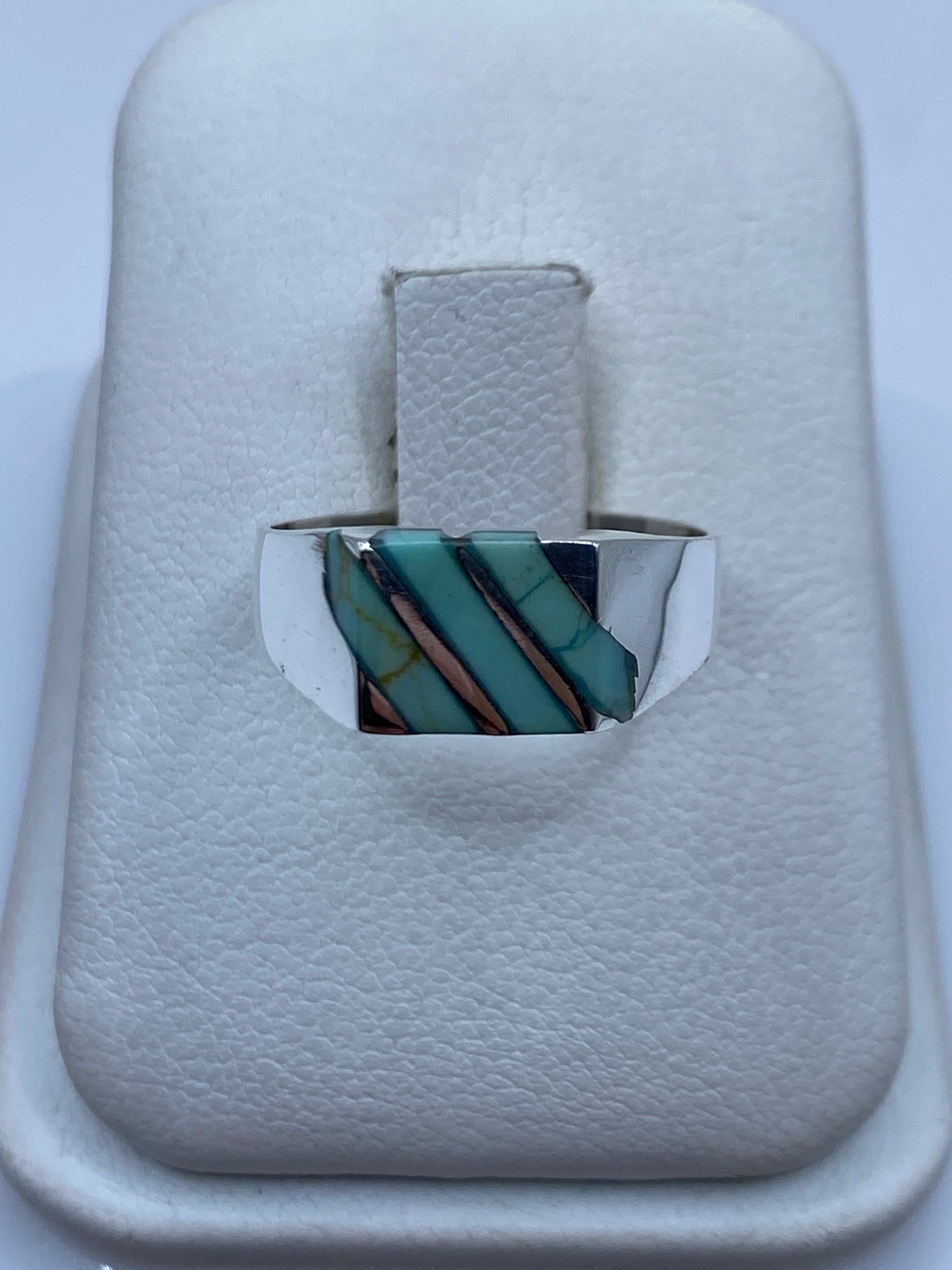 Anillo de plata con piedra azul cielo en diseño geométrico sobre dedo de mujer