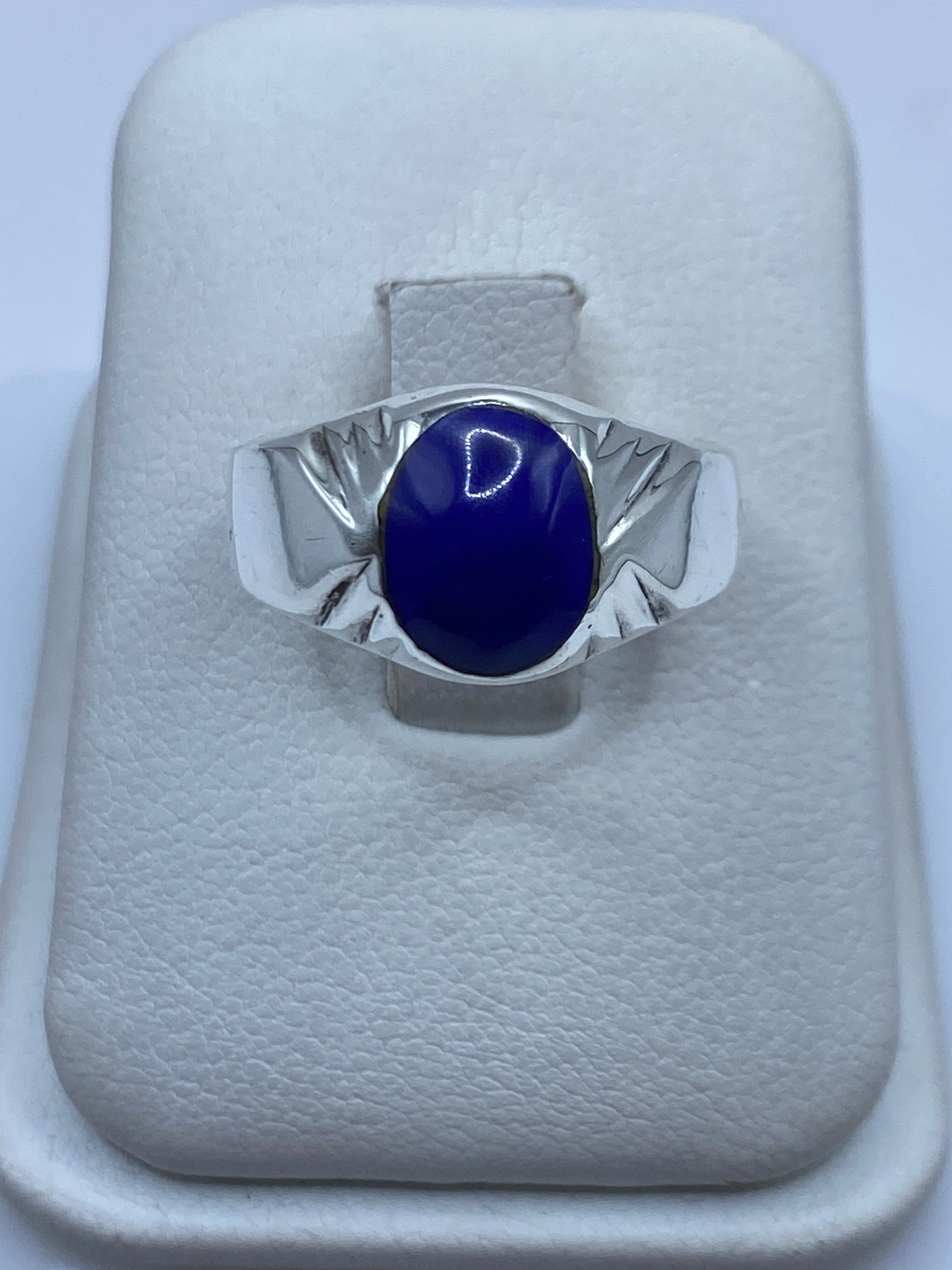 Anillo de plata .925 con piedra azul escultural sobre estuche blanco