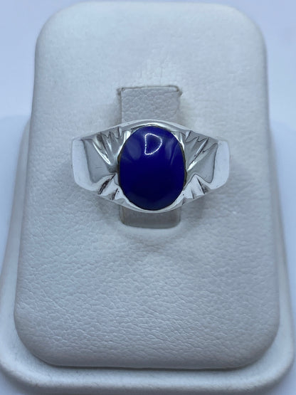 Anillo de plata .925 con piedra azul escultural sobre estuche blanco