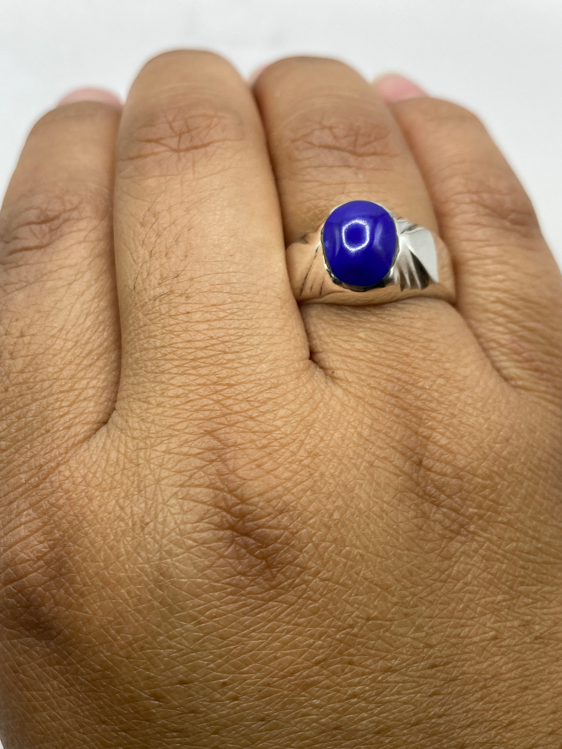 Anillo sobre mano luciendo la talla 8 y el sello .925 visible en la banda