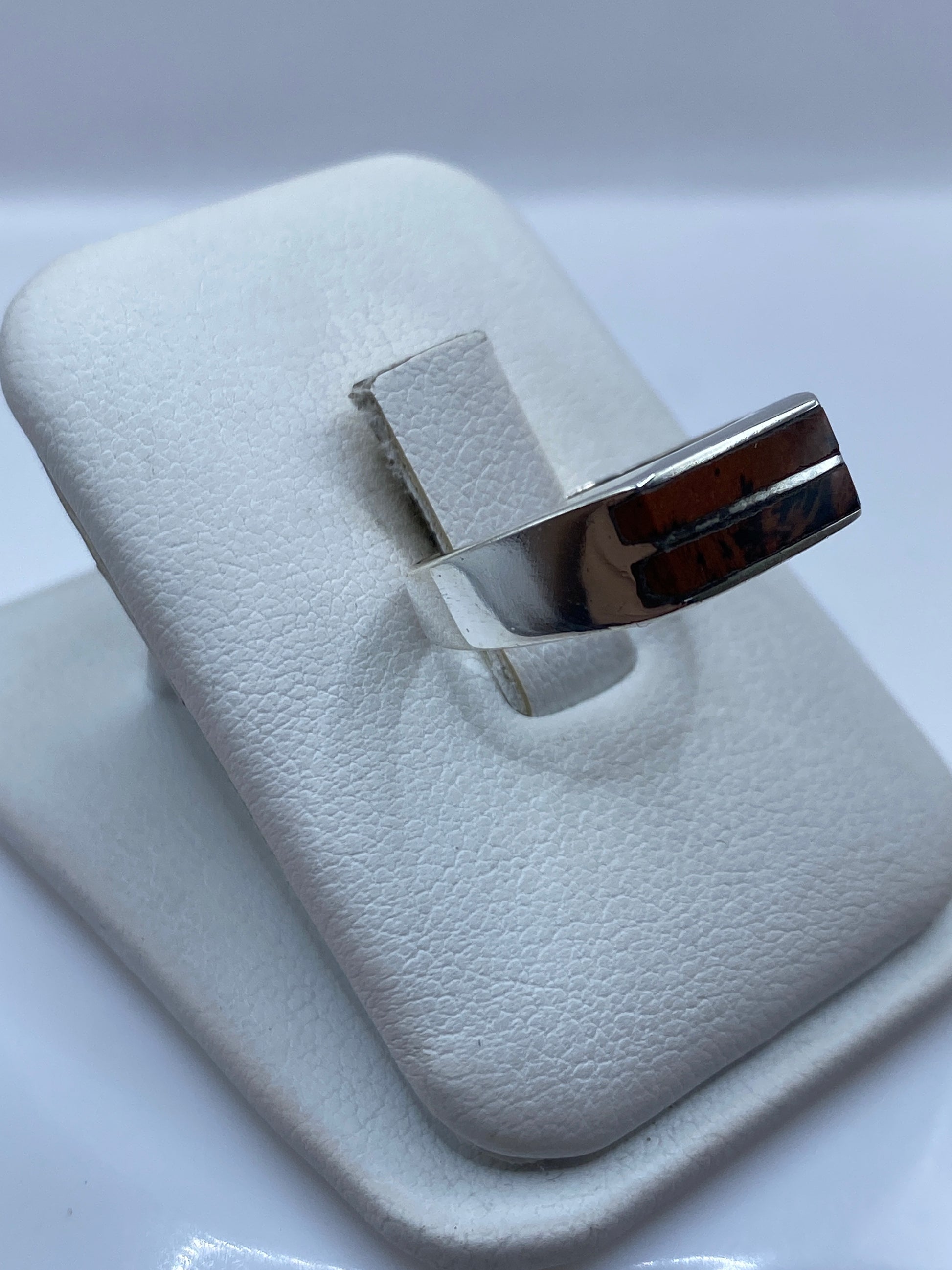 Anillo minimalista unisex en plata .925 puesto en dedo, mostrando proporción y acabado