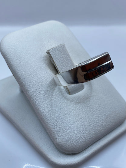 Anillo minimalista unisex en plata .925 puesto en dedo, mostrando proporción y acabado