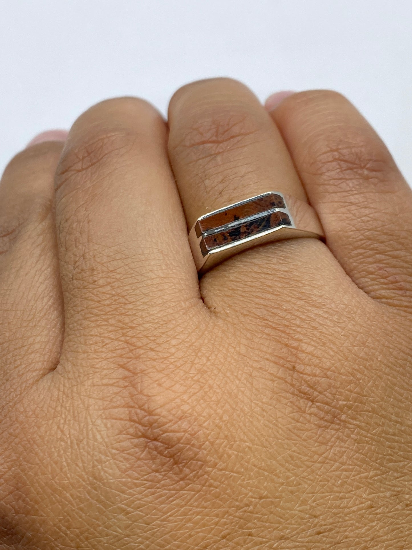 Anillo visto desde el interior mostrando el sello 925 y la calidad del engaste