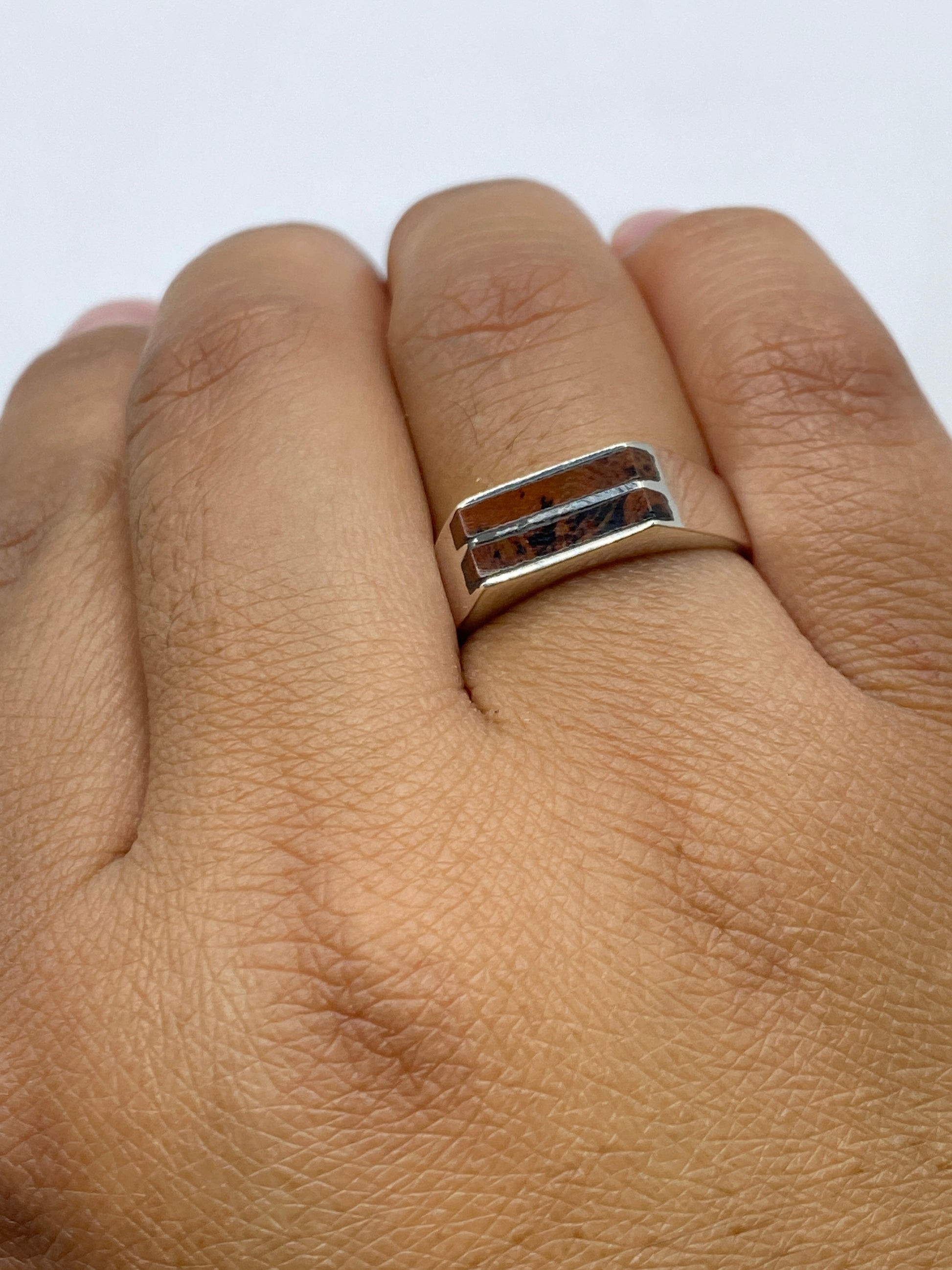Anillo visto desde el interior mostrando el sello 925 y la calidad del engaste