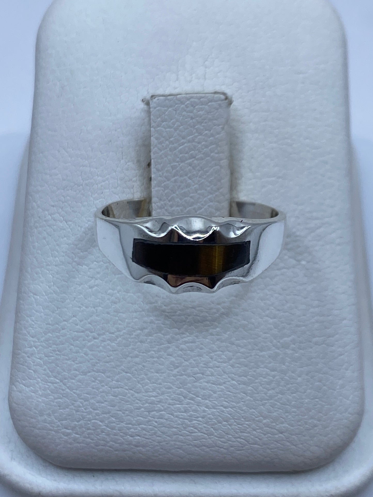 Anillo de plata .925 con piedra café engastada en la mano de una mujer