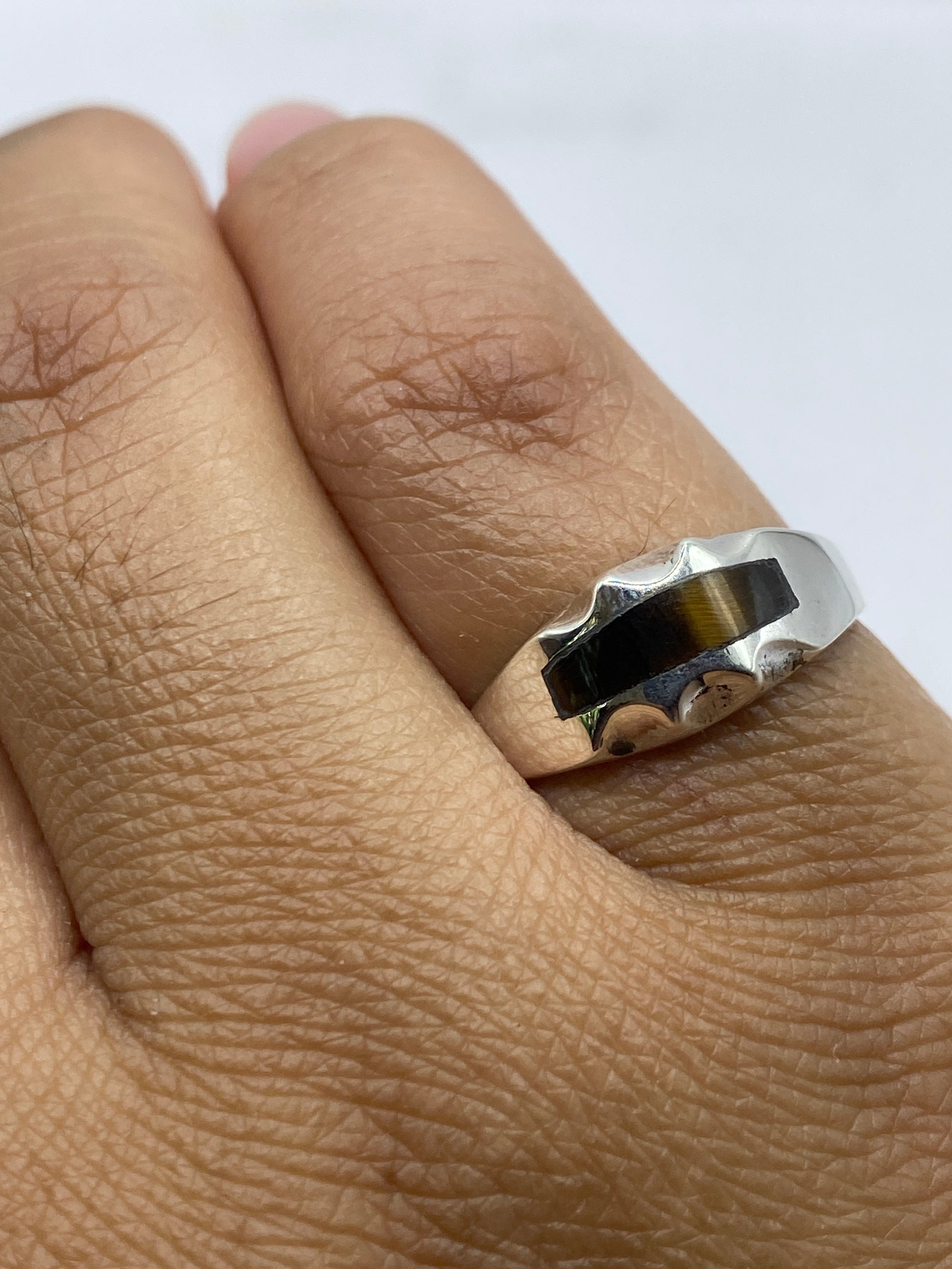 Anillo sobre fondo blanco mostrando el sello 925 MEXICO y la piedra engastada