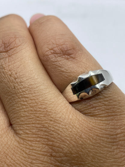 Anillo sobre fondo blanco mostrando el sello 925 MEXICO y la piedra engastada