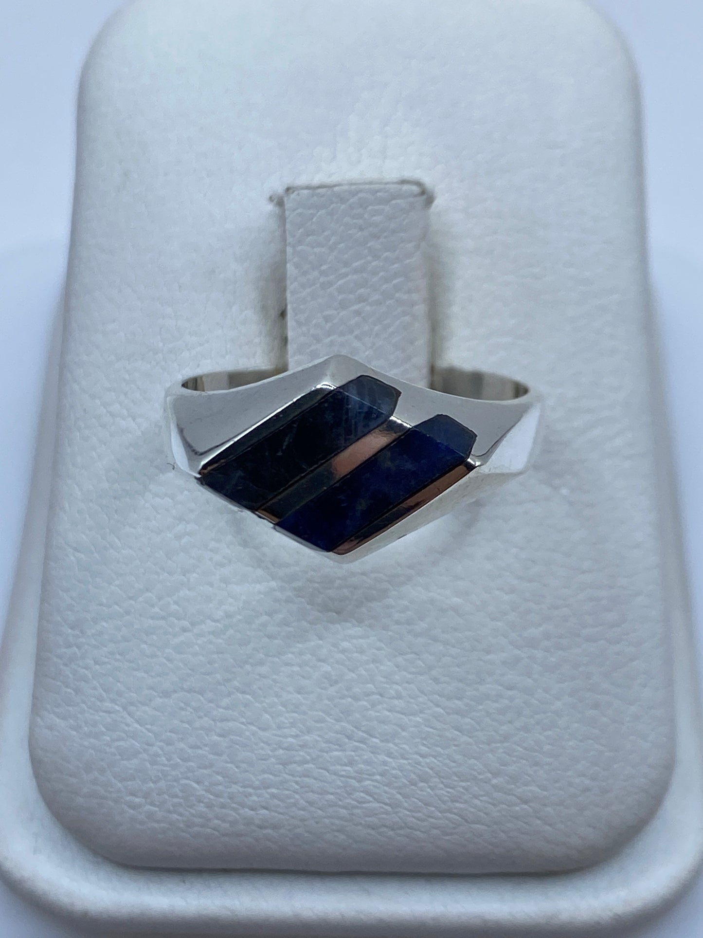 Anillo de plata con lapislázuli azul natural en estuche de terciopelo blanco