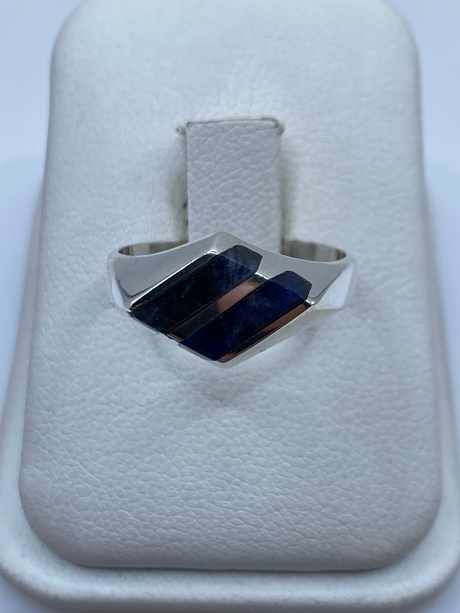 Anillo de plata con lapislázuli azul natural en estuche de terciopelo blanco