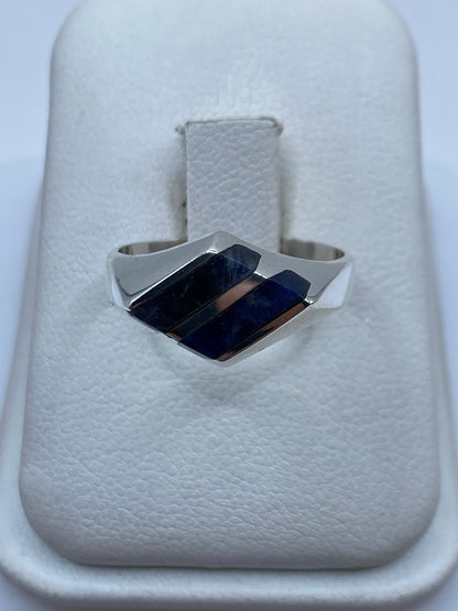 Anillo de plata con lapislázuli azul natural en estuche de terciopelo blanco