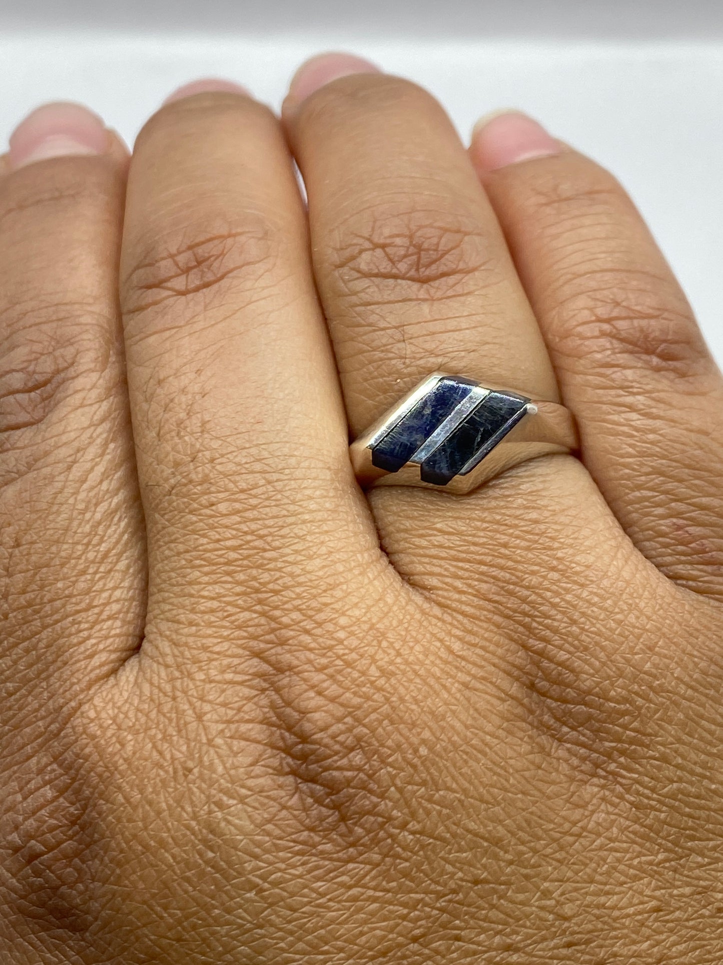 Anillo en dedo de mujer mostrando el lapislázuli azul profundo en contexto