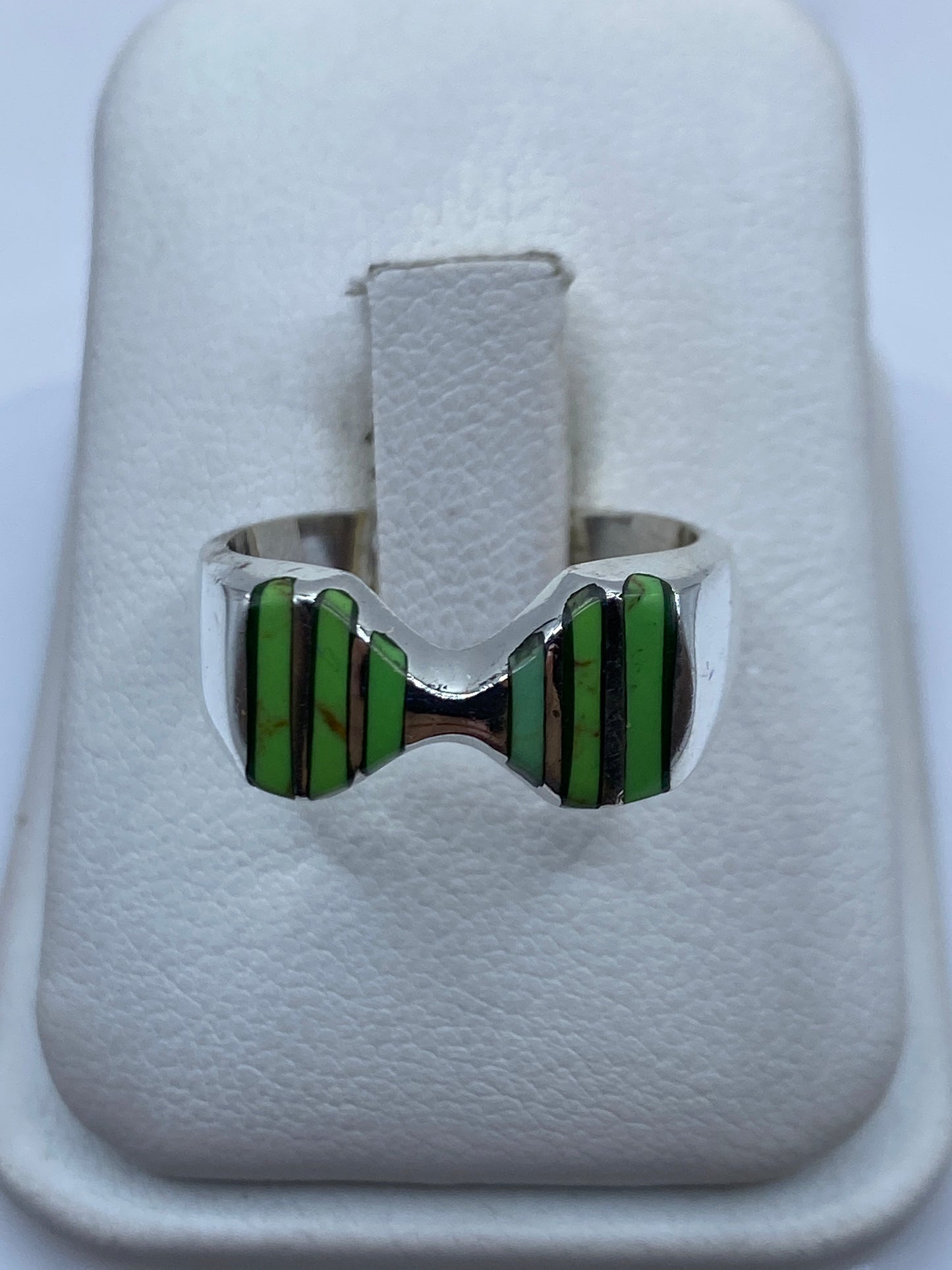 Anillo de plata solitario con piedra verde en estuche blanco, vista frontal
